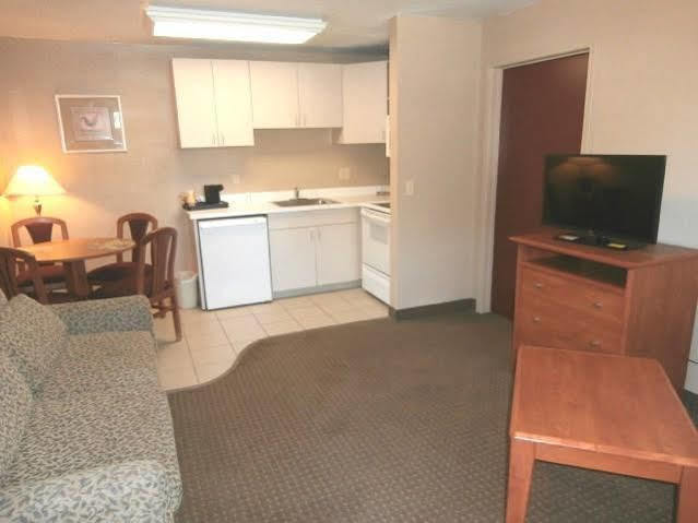 Econo & I-35 At Shawnee Mission Hotel Overland Park