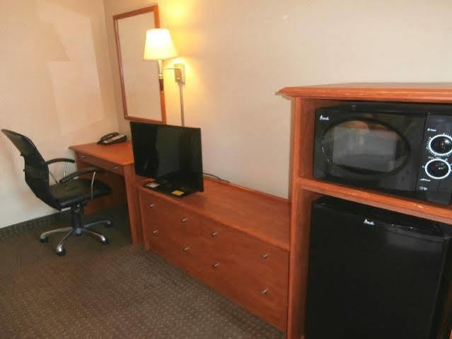 Econo & I-35 At Shawnee Mission Hotel Overland Park