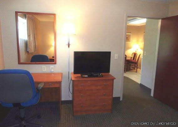 Hotel Econo & I-35 At Shawnee Mission
